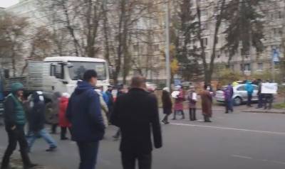 Под Киевом местные жители перекрыли трассу, видео: движение транспорта парализовано