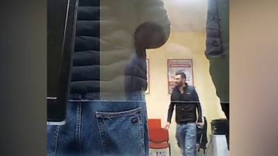 Взявшего заложников в центре Тбилиси сняли на видео