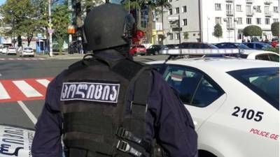В Тбилиси вооруженный мужчина захватил заложников: полиция проводит спецоперацию
