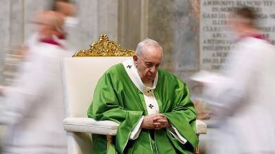 Ватикан начал расследование из-за лайка папы римского под фото модели