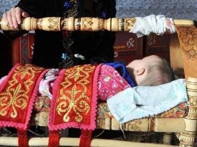 Привязанный родителями к люльке младенец задохнулся в Подмосковье