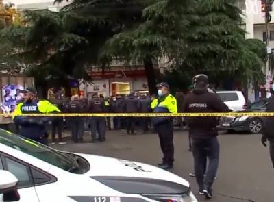 Полиция и спецслужбы подняты по тревоге: в центре столицы нелюдь с гранатой взял в заложники людей