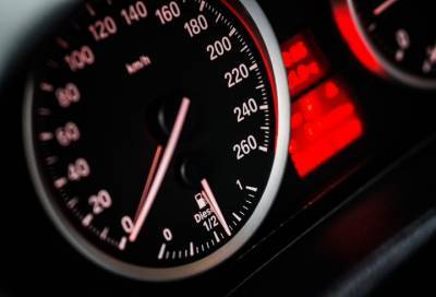 В Госдуме раскритиковали введение штрафов за превышение скорости на 1 км/ч