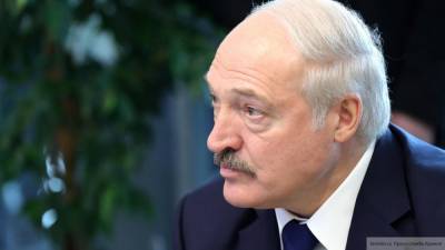 Сотрудники "Гомсельмаша" подарили Лукашенко мини-комбайн