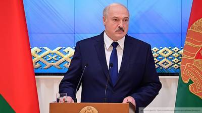 Лукашенко получил миниатюрный комбайн от работников завода "Гомсельмаш"