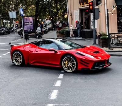 В Одессе заметили роскошный суперкар Ferrari с крутым тюнингом