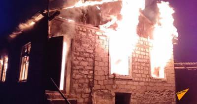 "Чтобы кроме нас никто не жил": как в Карабахе жители сжигают свои дома - видео