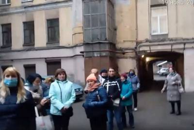 Жители улицы Рубинштейна пожаловались на толпу сотрудников «Организатора перевозок»