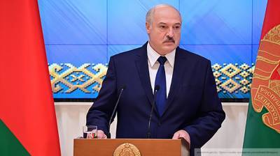 Завод «Гомсельмаш» подарил Лукашенко мини-комбайн