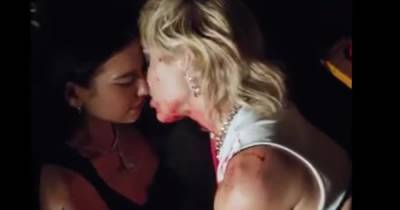 Dua Lipa и Майли Сайрус показали лесбийские страсти в неожиданном совместном клипе