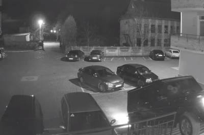 Местные депутаты от ЕС во Львовской области пытались заехать в подъезд дома на Mercedes: видео