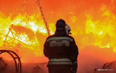 В Заволжском районе Твери горит заброшенный дом