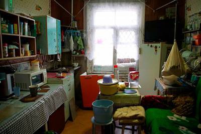 Россиянка отказалась от новой квартиры и осталась в бараке с крысами