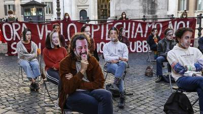 Итальянские школьники объединили дистанционное обучение с протестом против закрытия школ
