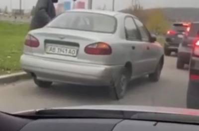 В Киеве водители парализовали движение, устроив разборки посреди дороги. ВИДЕО