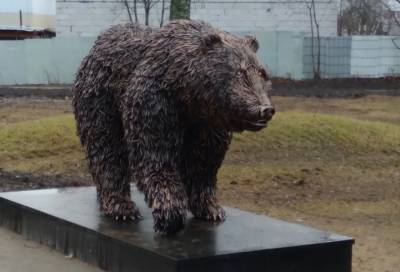 В центре Лодейного Поля поселился большой металлический медведь