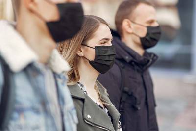 Украинцев без масок собрались штрафовать, не определившись с понятием «общественное место»