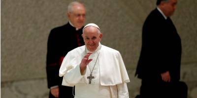 Ватикан попросил Instagram расследовать, как лайк Папы оказался под откровенным фото бразильской модели