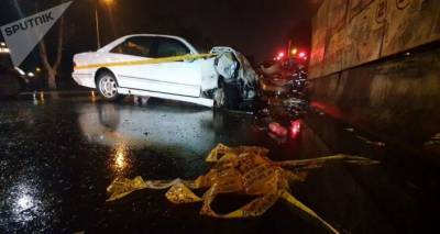 ДТП в центре Тбилиси: в дождливую погоду на набережной разбились две машины - видео