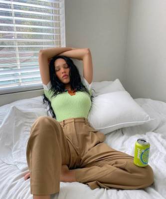 Топ цвета свежей зелени + бежевые брюки — модель Нара Пеллман научит вас играть на контрастах