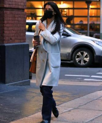 Смело выбирайте светлое пальто, даже когда на улице слякоть. Вдохновляющий пример Кэти Холмс