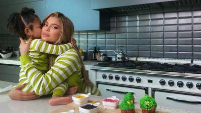 Как приготовить капкейки в стиле Гринча: вкусный рецепт от Кайли Дженнер и ее дочери