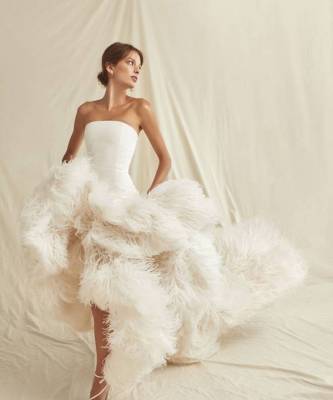 Ручная вышивка, перья и жемчуг: 8 свадебных платьев Oscar de la Renta