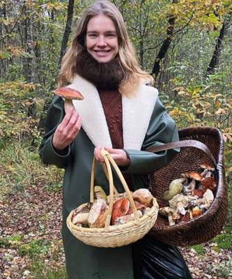 Синие резиновые сапоги, зеленый дождевик и кожаные кюлоты: в чем Наталья Водянова ходит за грибами