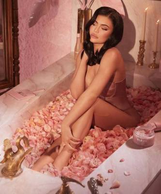 Ванна Клеопатры: эффектный образ Кайли Дженнер в ванне с лепестками роз