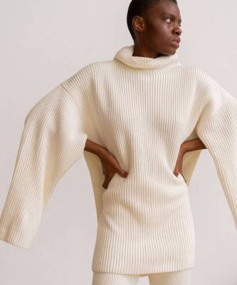 White fall: свитер-кейп Ushatava, который вы не захотите снимать всю зиму