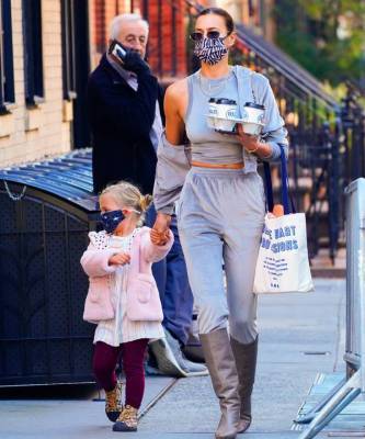 Микротренд: подбирайте принт маски к сумке, как Ирина Шейк на прогулке с дочкой