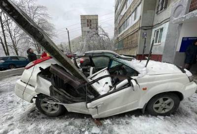Водителю иномарки во Владивостоке удалось чудом выжить в результате падения плиты на авто