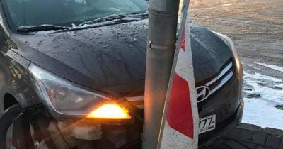 Водитель снес беременную девушку и протаранил столб в Петербурге