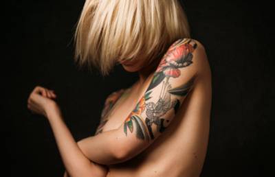 Женщина покрыла татуировками все тело и обнажилась