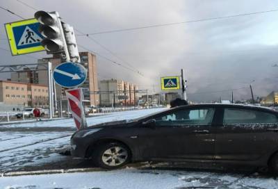 Водитель иномарки сбил беременную и врезался в светофор в Петербурге