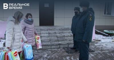 В Зеленодольске пожарные подарили детскому приюту подгузники