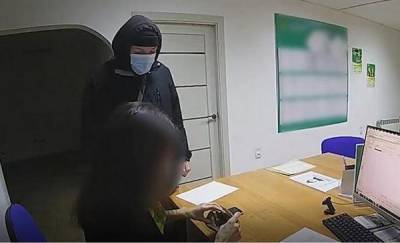 В Тобольске мужчина в медицинской маске ограбил микрофинансовую организацию