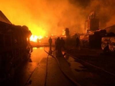 Повреждено 3 тыс. кв. м площади, рухнула крыша: в Ивановской области ночью загорелся старейший льнокомбинат