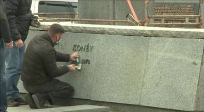 В Праге демонтировали постамент снесенного памятника маршалу Коневу