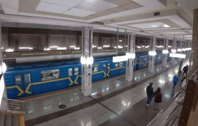 В Киеве на станциях метро появились новые таблички: что это значит