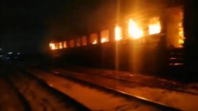 Вагон-ресторан движущегося поезда загорелся в Нур-Султане.