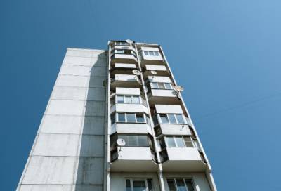 В Петербурге отчим сбросил 13-летнего мальчика с балкона