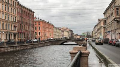 Покрывшийся тиной труп мужчины нашли в канале Санкт-Петербурга