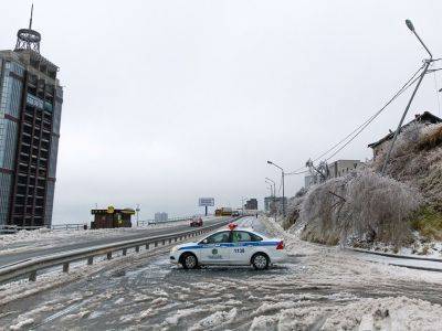 Во Владивостоке из-за обледенения закрыли мост на остров Русский