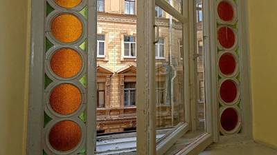 В Петербурге мужчина выкинул из окна квартиры сына сожительницы