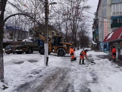 В Корсакове разбираются с последствиями снегопада
