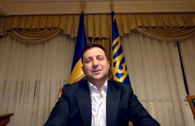 Зеленский поздравил украинцев с днём Достоинства: Революция для политиков — путь к желаемым креслам