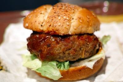 В Нес-Ционе открылся первый в мире ресторан лабораторного мяса – кормят бесплатно