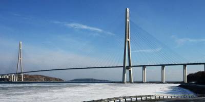 Единственный мост на остров Русский пришлось закрыть из-за пробивающих асфальт льдин