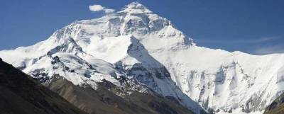 На вершине Эвереста ученые нашли волокна пластика